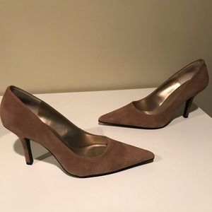 Nine West Pointed Toe Pumps Size 9.5